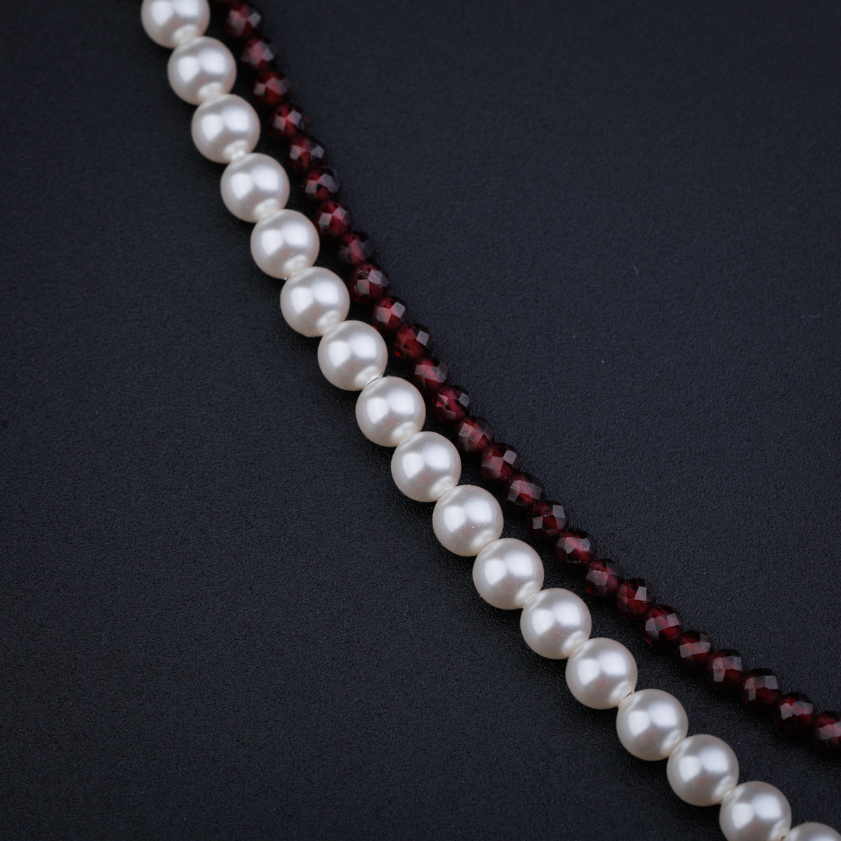 Genda Pendant Necklace with Pearl and Garnet Layer