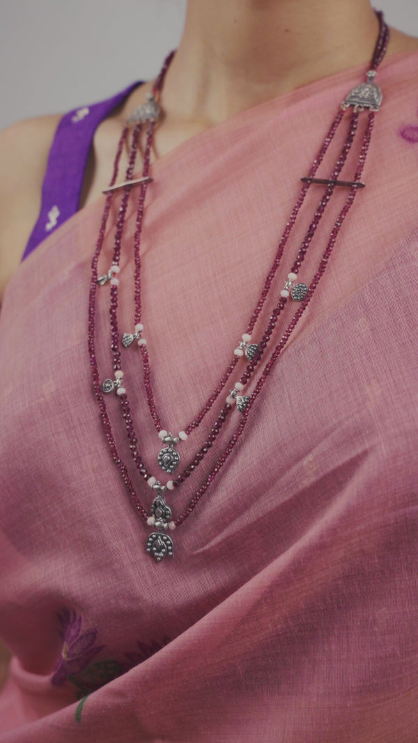 Saaj motif satlada necklace with garnet and moonstone