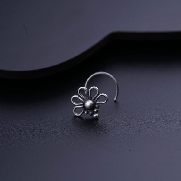 a close up of a ring with a flower on it