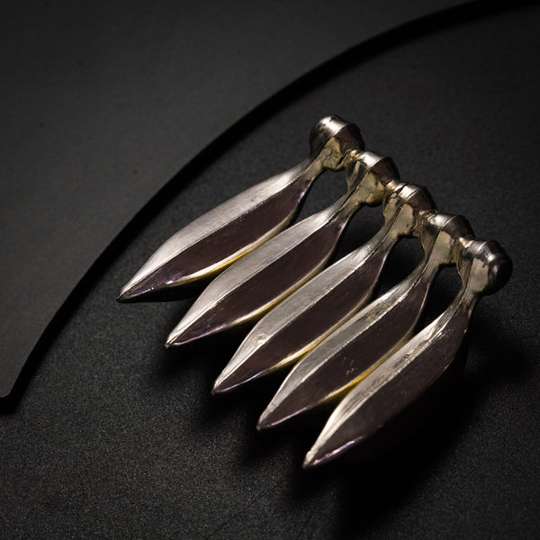 a bunch of knives that are sitting on a table