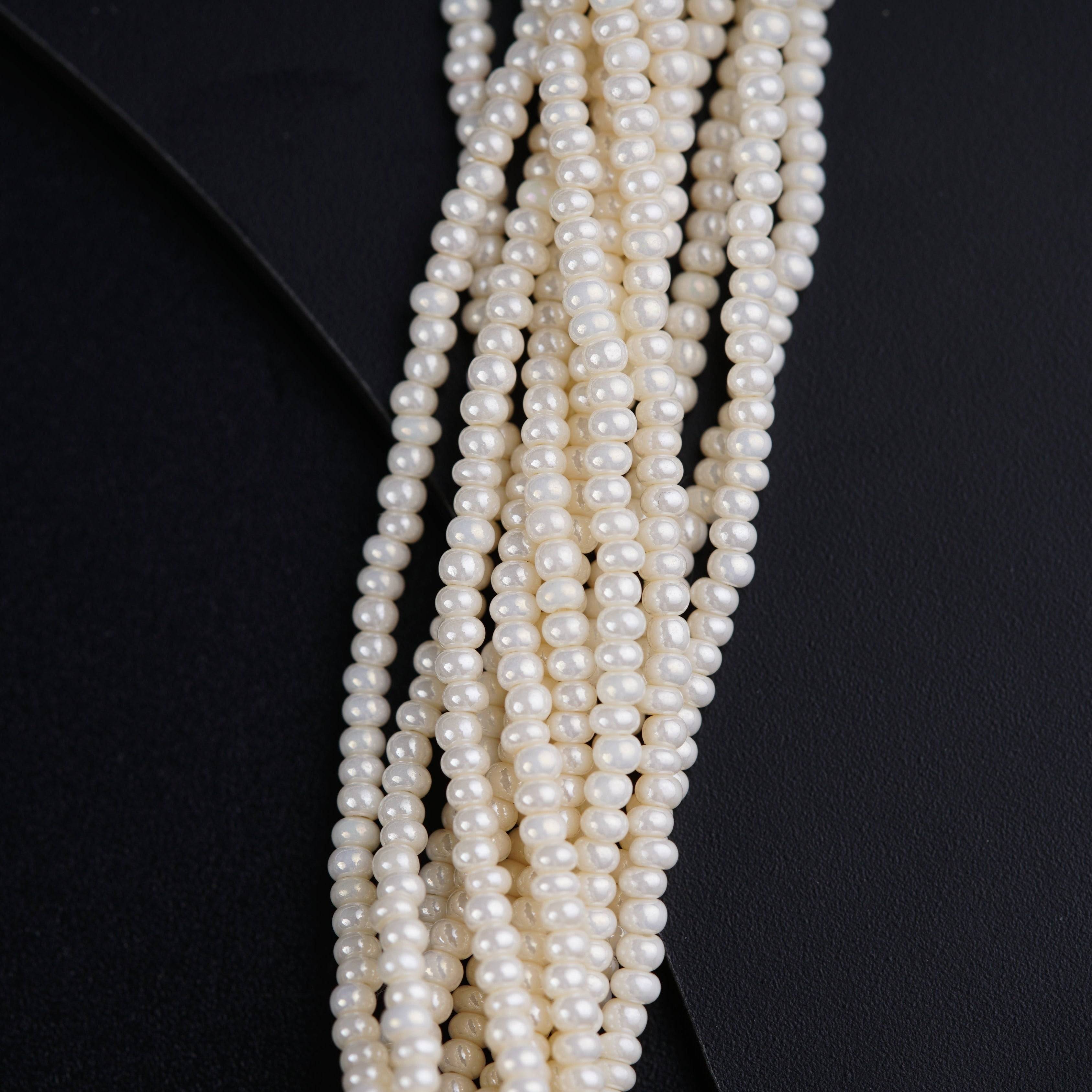 a close up of a bunch of pearls