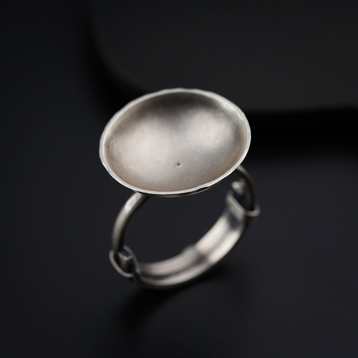 Silver vatee motif ring