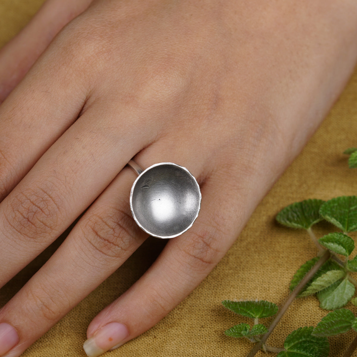 Silver vatee motif ring