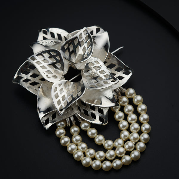a close up of a necklace with pearls