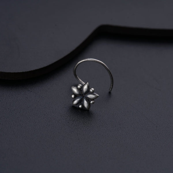 a close up of a ring with a flower on it