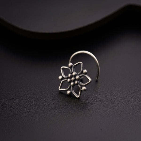 a close up of a ring with a flower on it
