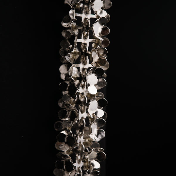 a black and white photo of a metal object