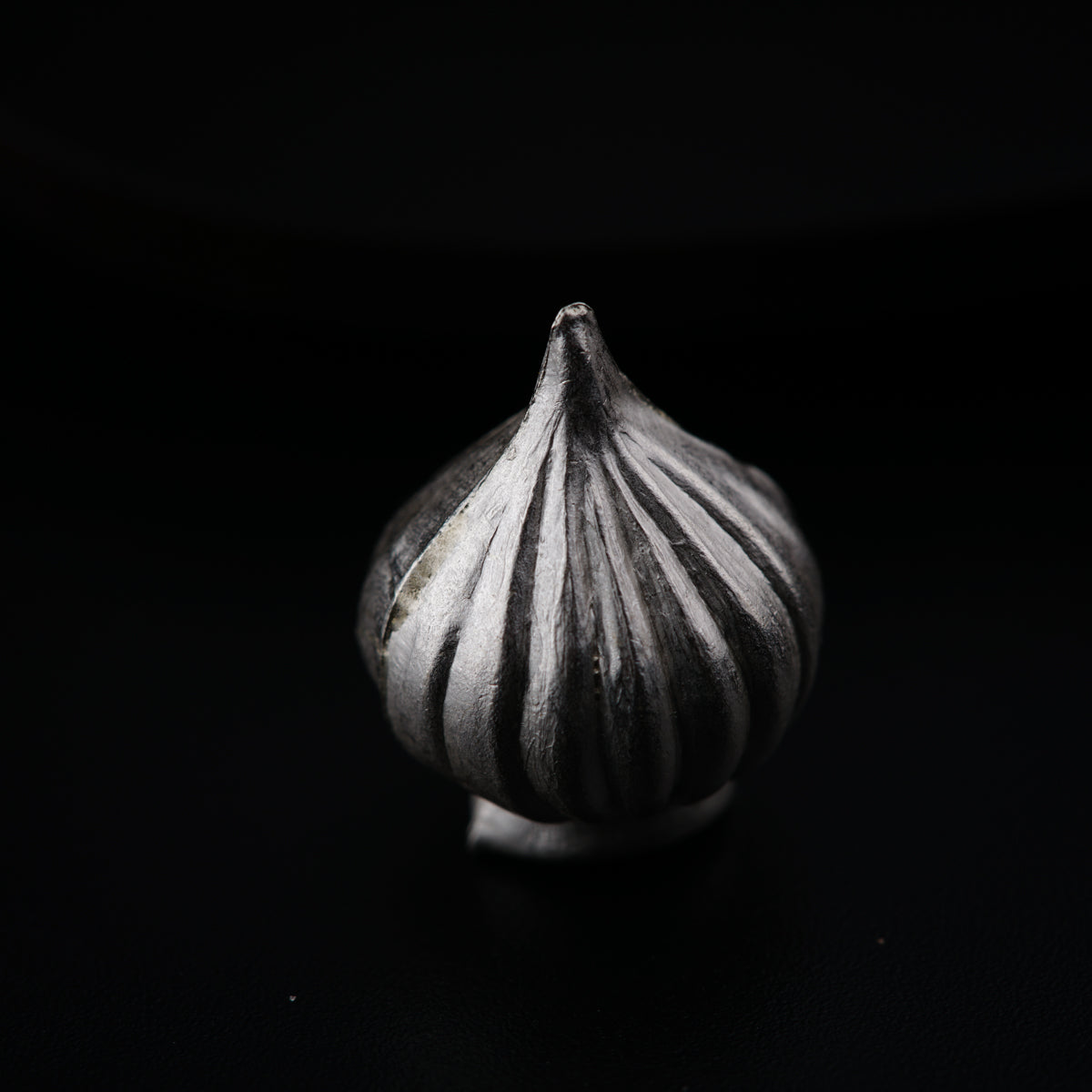a black and white photo of a garlic