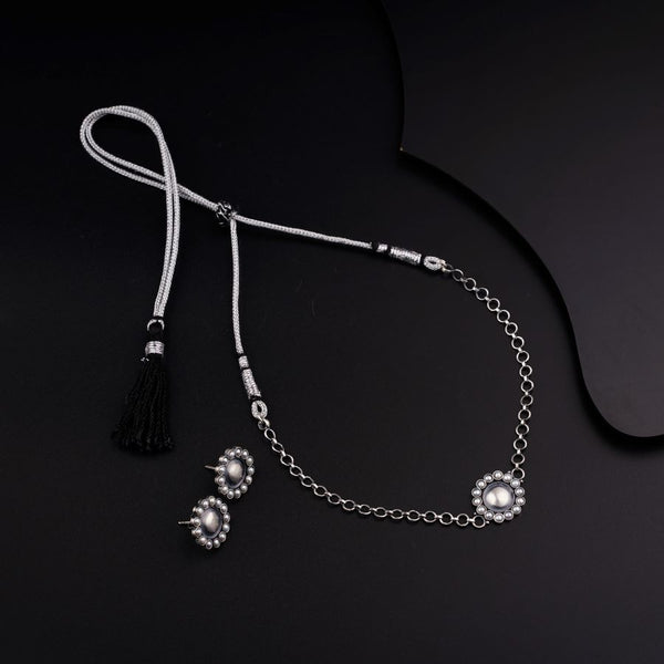 a black and white photo of a necklace