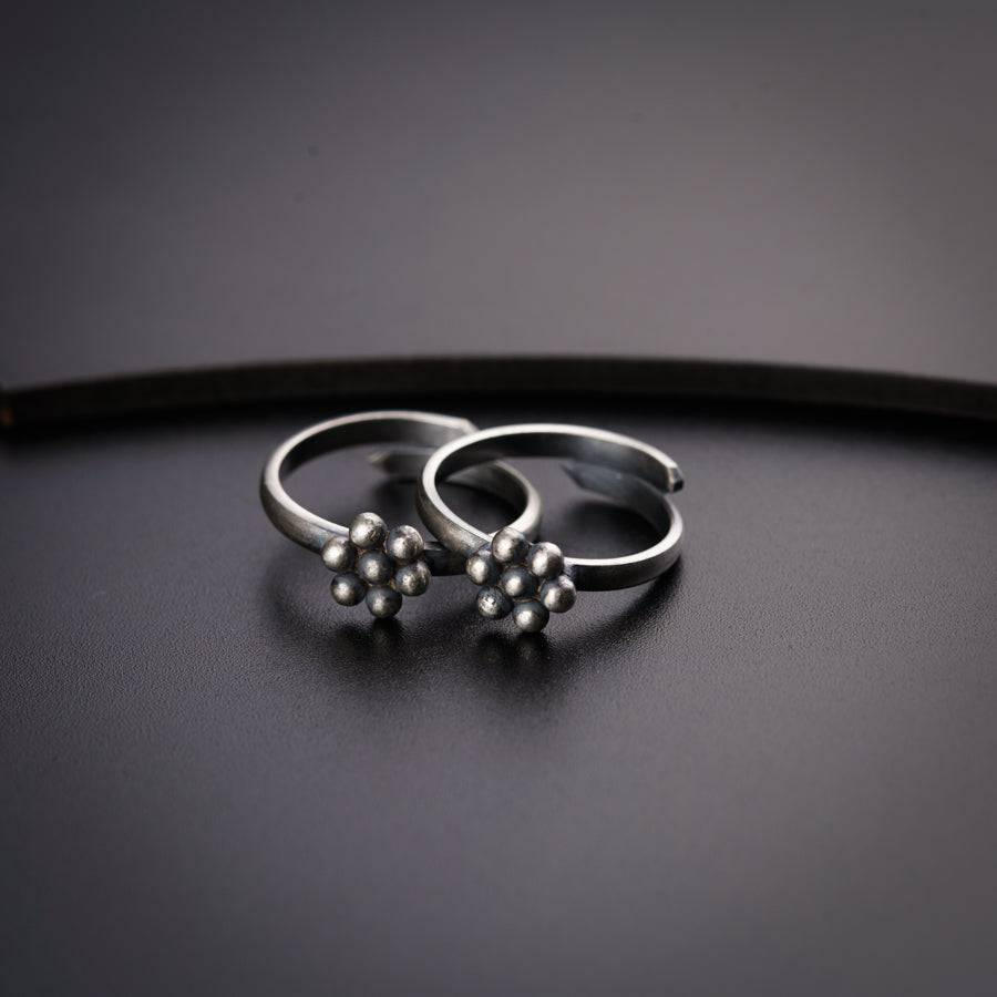Pair Of Flower Design Kemp Silver Toe Rings – Sundari Silks